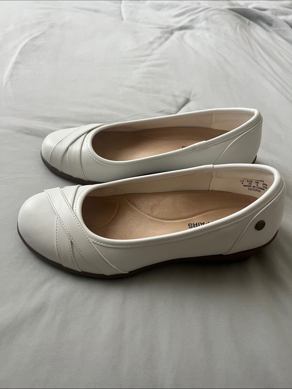 Dream Pairs White Crossover Strap Ballet Flats - Picture 5 of 8